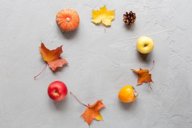 yapraklar sonbaharda arka planla