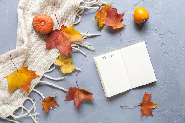 yapraklar sonbaharda arka planla