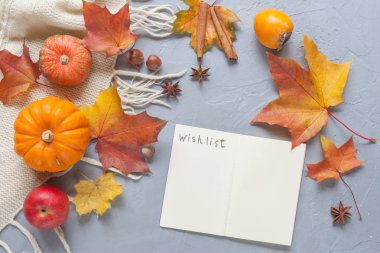 yapraklar sonbaharda arka planla