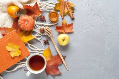 yapraklar sonbaharda arka planla