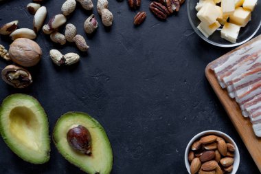 Ketojenik diyet gıda: avokado, fındık, krema, yağ, pastırma, closeup