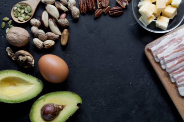 Ketojenik diyet gıda: avokado, fındık, krema, yağ, pastırma, closeup