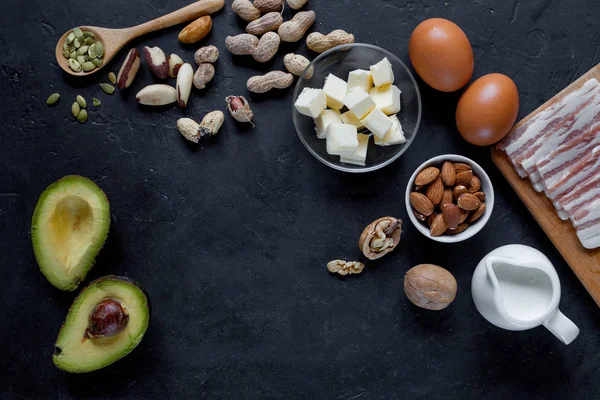 Produkt Keto Černém Pozadí Slanina Máslo Ořechy Smetana Vejce Avokáda — Stock fotografie