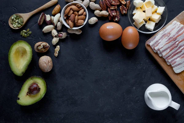 Ketogenní Dietní Potraviny Avokáda Ořechy Smetana Olej Slanina Zaostřená — Stock fotografie