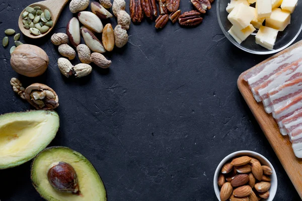 Ketogenní Dietní Potraviny Avokáda Ořechy Smetana Olej Slanina Zaostřená — Stock fotografie