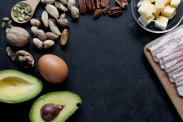 Ketojenik diyet gıda: avokado, fındık, krema, yağ, pastırma, closeup