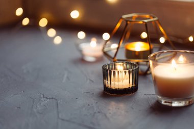 Pencerenin yanındaki ev dekorasyonu. Sonbahar hafta sonu rahat ve hygge kavramı.