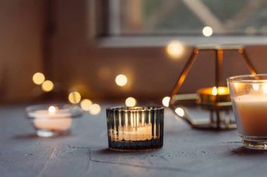 Pencerenin yanındaki ev dekorasyonu. Sonbahar hafta sonu rahat ve hygge kavramı.