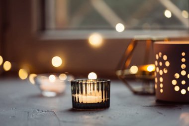 Pencerenin yanındaki ev dekorasyonu. Sonbahar hafta sonu rahat ve hygge kavramı.