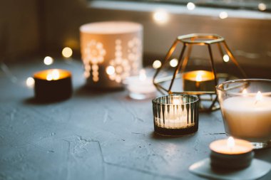 Pencerenin yanındaki ev dekorasyonu. Sonbahar hafta sonu rahat ve hygge kavramı.