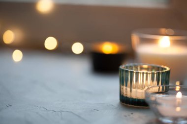 Pencerenin yanındaki ev dekorasyonu. Sonbahar hafta sonu rahat ve hygge kavramı.