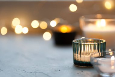 Pencerenin yanındaki ev dekorasyonu. Sonbahar hafta sonu rahat ve hygge kavramı.