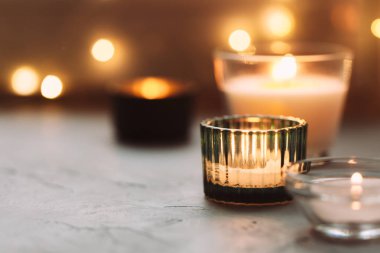 Pencerenin yanındaki ev dekorasyonu. Sonbahar hafta sonu rahat ve hygge kavramı.