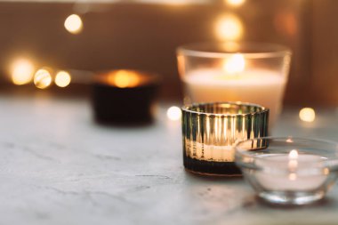 Pencerenin yanındaki ev dekorasyonu. Sonbahar hafta sonu rahat ve hygge kavramı.