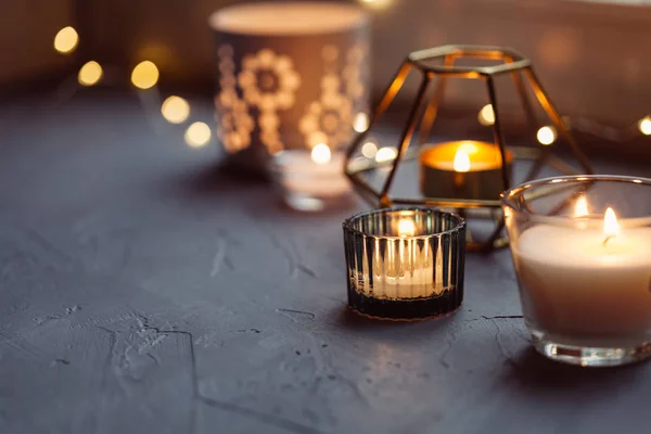 Pencerenin yanındaki ev dekorasyonu. Sonbahar hafta sonu rahat ve hygge kavramı.