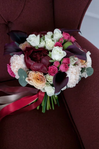 Güllü ve şakayıklı bir düğün buketi, yakın plan.