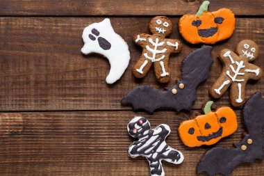 Cadılar Bayramı kurabiyeleri: balkabağı, yarasa, iskelet, ahşap dokuya döküm, düz yatak