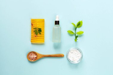 Organik kozmetiklerle yatıyordu.