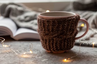 Pencere pervazına örülmüş çay fincanı konsepti.