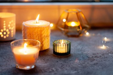 Mumlu Hygge konsepti ve pencere kenarında şenlik.