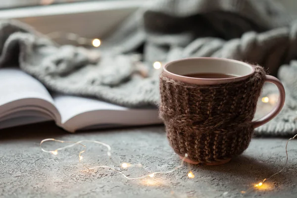 Bir fincan sıcak çay, şenlikli, örgü süveter ve şenlikli, yakın plan.