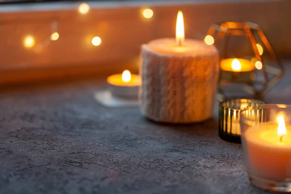 Velas Peitoril Janela Conceito Hygge — Fotografia de Stock