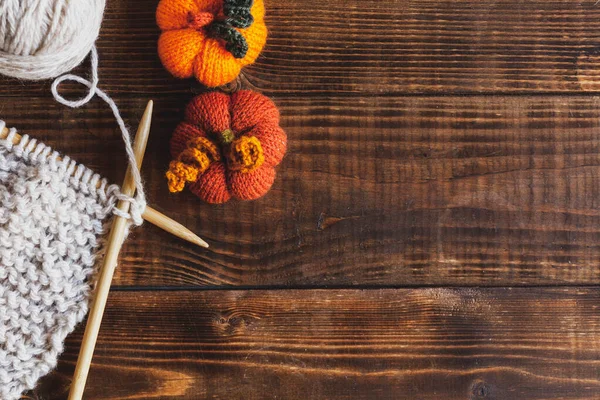 Koyu ahşap arka plan, örgü aksesuarlar ve bir fincan siyah çay, üst manzara.