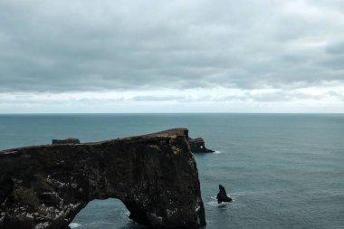 İzlanda dağları ve okyanus