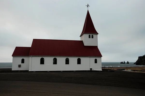 冰岛令人惊叹的山脉和教堂 — 图库照片