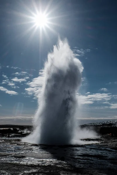 冰岛的水喷泉喷发 — 图库照片