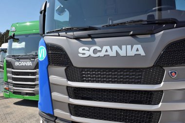 Vilnius, Litvanya - 16 Mayıs: Scania logo Vilnius Litvanya üzerinde 16 Mayıs 2018 bir kamyonun üzerinde. Scania ticari araçlar büyük İsveçli otomotiv sanayi üreticisidir