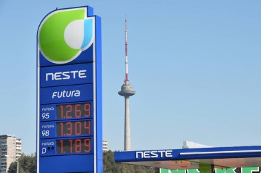 Vilnius, Litvanya - 16 Mayıs: Neste petrol logo üzerinde 16 Mayıs 2018 Vilnius Litvanya bir yakıt istasyonu. Neste Oyj rafineri ve pazarlama şirketi bir yağdır.
