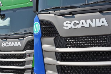 Vilnius, Litvanya - 16 Mayıs: Scania logo Vilnius Litvanya üzerinde 16 Mayıs 2018 bir kamyonun üzerinde. Scania ticari araçlar büyük İsveçli otomotiv sanayi üreticisidir