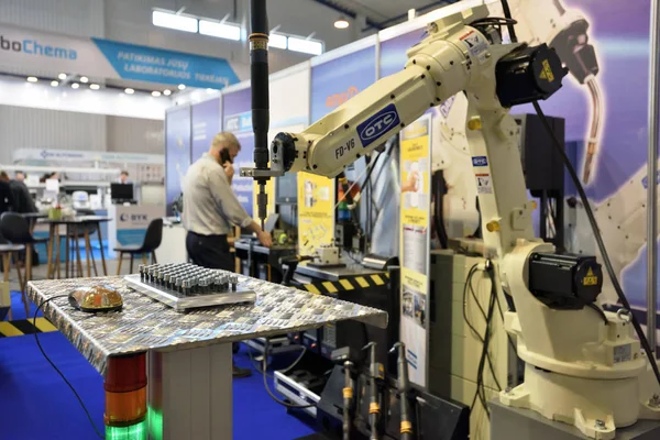 Vilnius, Litvanya - 16 Mayıs: Robot Kol gösteri 26 inci Uluslararası İhtisas Fuarı, üretim Balttechnika üzerinde 16 Mayıs 2018 Vilnius Litvanya.