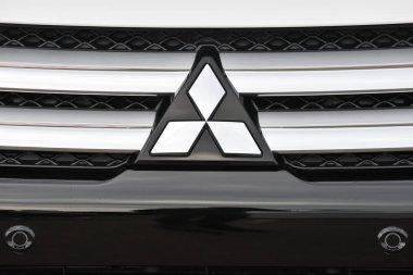 Vilnius, Litvanya - 18 Mayıs: Mitsubishi logo Vilnius Litvanya 18 Mayıs 2018 üzerinde bir araba. Mitsubishi Motors Corporation çokuluslu bir Japon otomotiv üreticisi olduğunu