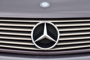Vilnius, Litvanya - 18 Mayıs: Mercedes-Benz logo Vilnius Litvanya 18 Mayıs 2018 üzerinde bir araba. Mercedes-Benz küresel otomobil marque ve Daimler Ag şirketinin bir bölünme olduğunu