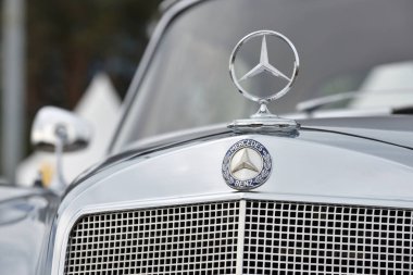 Vilnius, Litvanya - 18 Mayıs: Mercedes-Benz logo Vilnius Litvanya 18 Mayıs 2018 üzerinde bir araba. Mercedes-Benz küresel otomobil marque ve Daimler Ag şirketinin bir bölünme olduğunu