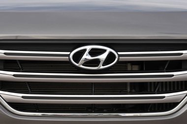 Vilnius, Litvanya - 18 Mayıs: Hyundai logo Vilnius Litvanya 18 Mayıs 2018 üzerinde bir araba. Bir Güney Koreli çok uluslu otomotiv üreticisi Hyundai olduğunu.