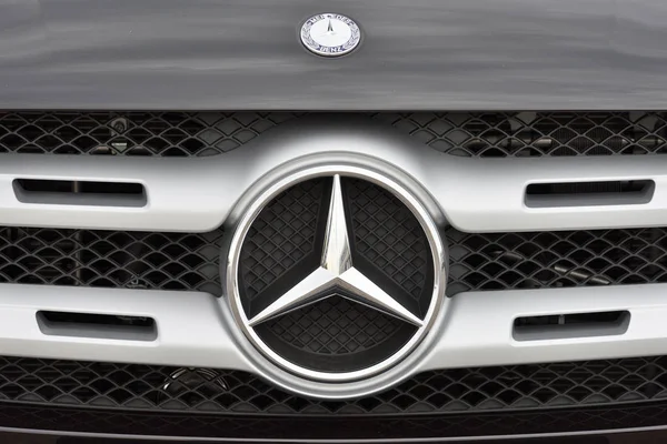 维尔纽斯 立陶宛 5月18日 梅赛德斯 奔驰标识在一辆汽车上2018年5月18日在维尔纽斯立陶宛 梅赛德斯 奔驰是全球汽车品牌和戴姆勒股份公司的分部 — 图库照片