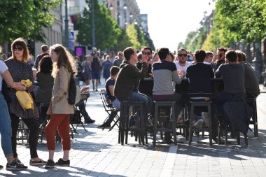 Vilnius, Litvanya - 19 Mayıs: Vilnius Litvanya 19 Mayıs 2018 Vilnius Old Town kafede kimliği belirsiz kişi. Vilnius Litvanya ve yüzölçümü en büyük şehri başkenti olduğunu.