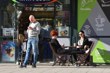 Vilnius, Litvanya - 19 Mayıs: Vilnius Litvanya 19 Mayıs 2018 Vilnius Old Town kafede kimliği belirsiz kişi. Vilnius Litvanya ve yüzölçümü en büyük şehri başkenti olduğunu.