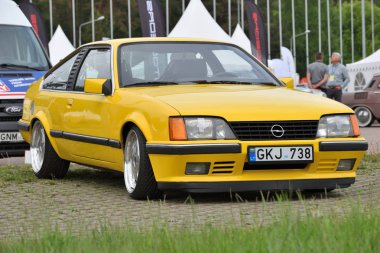 Vilnius, Litvanya - 18 Mayıs: eski model Opel araba üzerinde 18 Mayıs 2018 Vilnius Litvanya. Araba Sergisi Vilnius, Litvanya'nın başkenti en iyi klasik oto