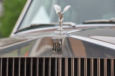 Vilnius, Litvanya - 18 Mayıs: vintage Rolls Royce araba işareti 18 Mayıs 2018 Vilnius Litvanya. Araba Sergisi Vilnius, Litvanya'nın başkenti en iyi klasik oto