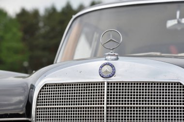 Vilnius, Litvanya - 18 Mayıs: Mercedes-Benz logo Vilnius Litvanya 18 Mayıs 2018 üzerinde bir araba. Mercedes-Benz küresel otomobil marque ve Daimler Ag şirketinin bir bölünme olduğunu