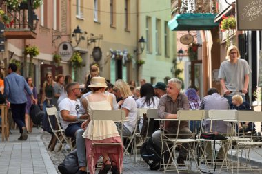 Vilnius, Litvanya - 18 Ağustos: Vilnius Litvanya 18 Ağustos 2018 Vilnius Old Town Sokak kafede kimliği belirsiz kişi. Vilnius Litvanya ve yüzölçümü en büyük şehri başkenti olduğunu.