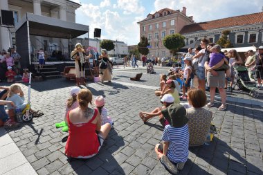 Vilnius, Litvanya, 18 Ağustos: Bilinmeyen insanlar ve sokak sanatçıları Fuarı'nda geleneksel St. Bartholomews üzerinde 18 Ağustos 2018 Vilnius, Litvanya. Vilnius Litvanya ve yüzölçümü en büyük şehri başkenti olduğunu.