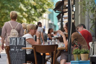 Vilnius, Litvanya - 18 Ağustos: Vilnius Litvanya 18 Ağustos 2018 Vilnius Old Town Sokak kafede kimliği belirsiz kişi. Vilnius Litvanya ve yüzölçümü en büyük şehri başkenti olduğunu.