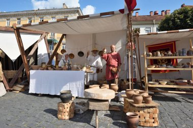 Vilnius, Litvanya, 18 Ağustos: Bilinmeyen insanlar Vilnius, Litvanya Hatıra Eşyası geleneksel St. Bartholomews Fuarı'nda 18 Ağustos 2018 üzerinde ticaret. Vilnius Litvanya ve yüzölçümü en büyük şehri başkenti olduğunu.