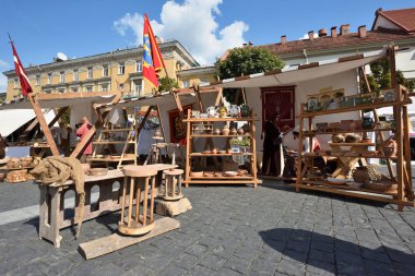 Vilnius, Litvanya, 18 Ağustos: Bilinmeyen insanlar Vilnius, Litvanya Hatıra Eşyası geleneksel St. Bartholomews Fuarı'nda 18 Ağustos 2018 üzerinde ticaret. Vilnius Litvanya ve yüzölçümü en büyük şehri başkenti olduğunu.