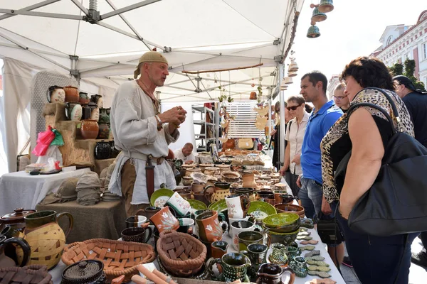 Vilnius Lithuania August Unknown People Trade Souvenirs Traditional Bartholomews Fair — Stock Photo, Image